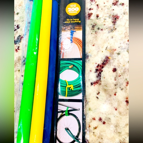 GORILLA NWT Reusable Ties for Hanging Items 18" 4 pack & 4 pack 8” up to 200lbs - Picture 5 of 7